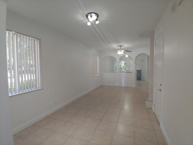 Building Photo - 4262 Coventry Pointe Way