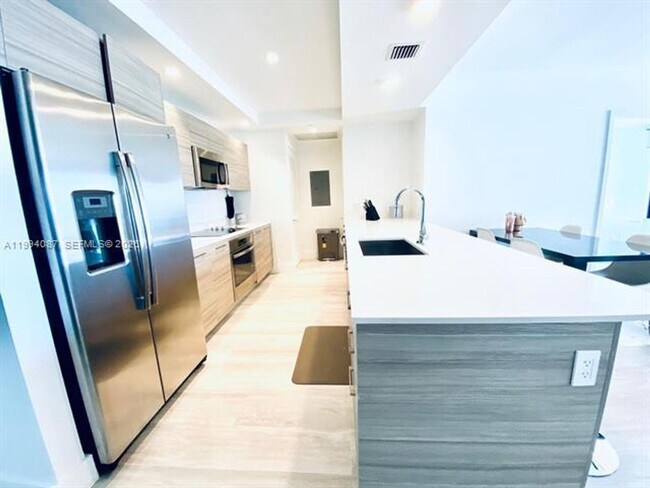 Foto del edificio - 121 NE 34th St