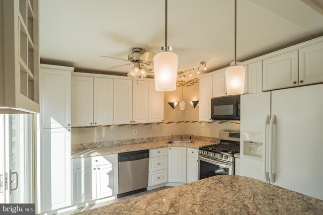 Building Photo - 841 Almshouse Rd