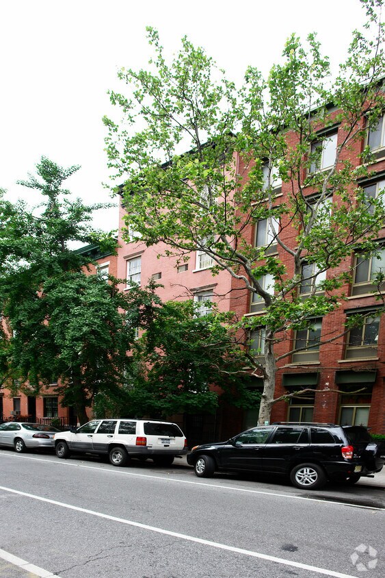 Building Photo - 458 W 20th St