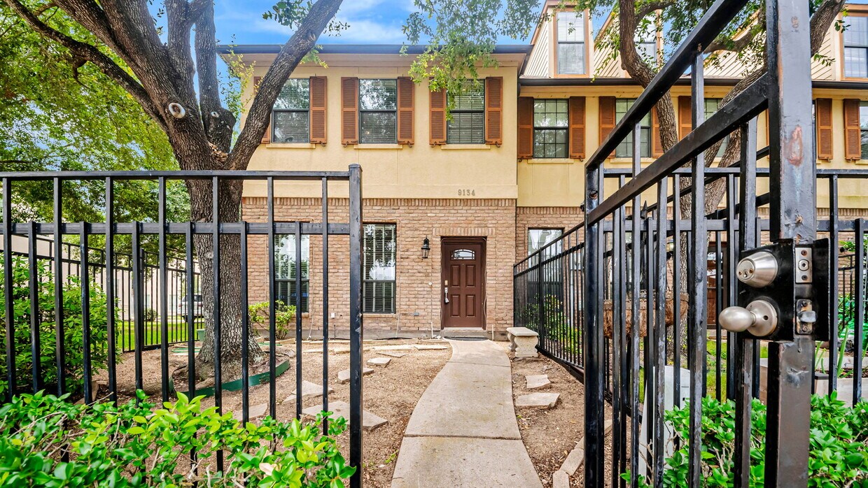 Foto principal - 9134 Lakes At 610 Dr