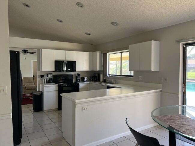 Foto del edificio - 9775 Sun Pointe Dr