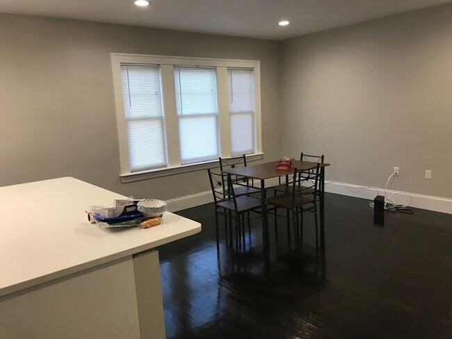 Foto del edificio - Spacious 4-Bed, 2-Bath Apartment Near Long...