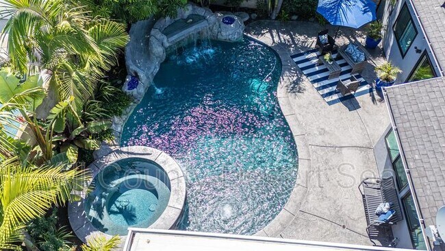 Foto del edificio - 9662 Woodlawn Dr