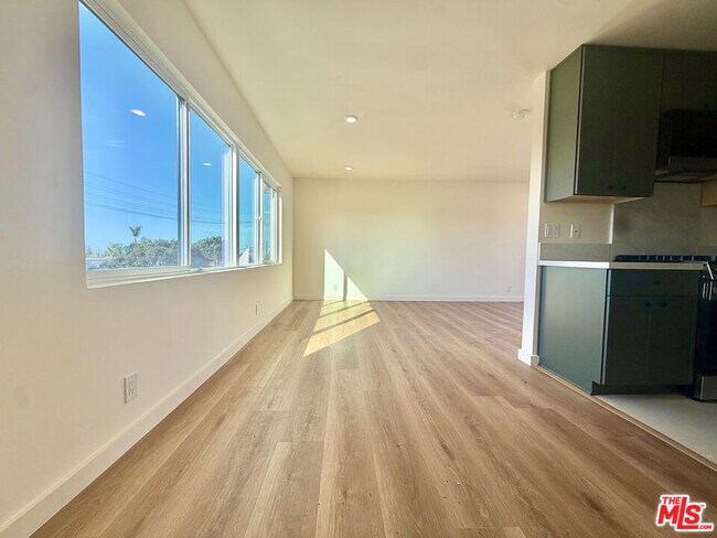 Foto del edificio - 16185 Sunset Blvd