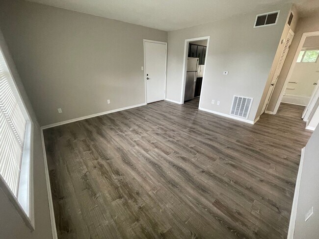Foto del edificio - 2924 Leeway Dr