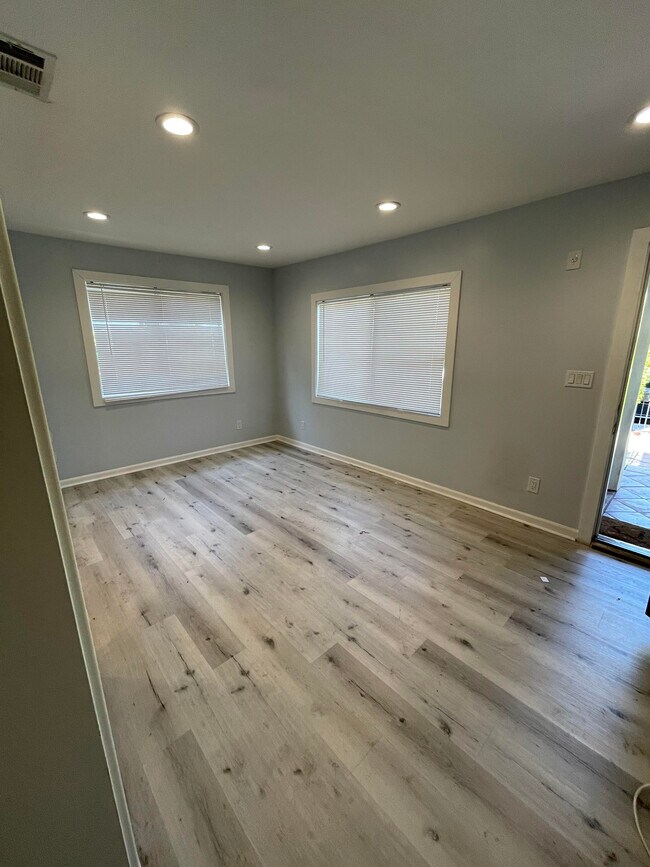 Building Photo - 862 N West Knoll Dr