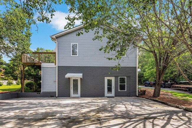 Building Photo - Spacious 5BR House on 2 acres in Chapin!