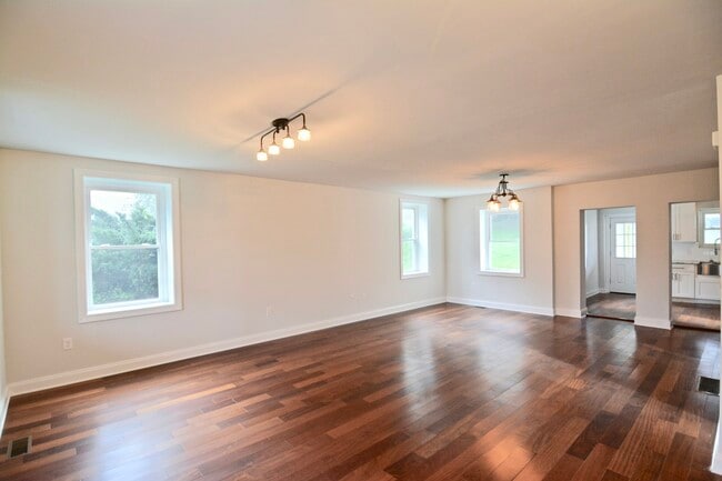 Building Photo - 147 Lachenour Ave