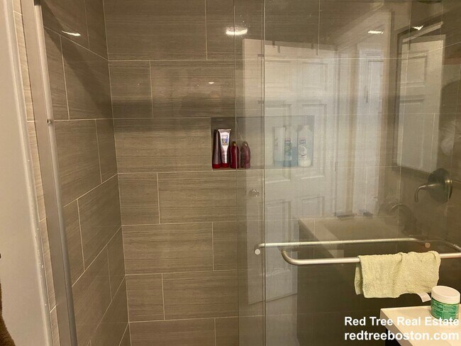 Foto del edificio - 12 Bickford Ave