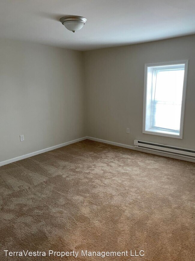 Building Photo - 4 br, 1 bath House - 310 Water Street