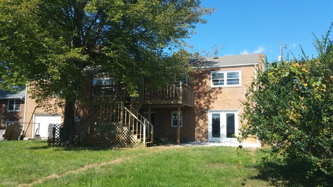 Foto del edificio - 821 Dexter Rd