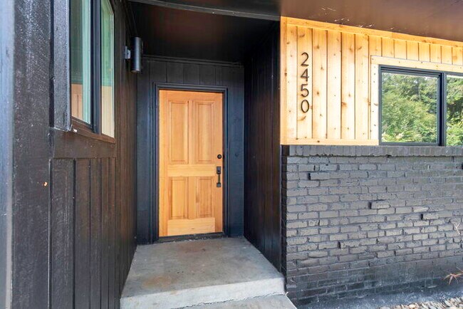 Building Photo - 2450 Park Hill Dr