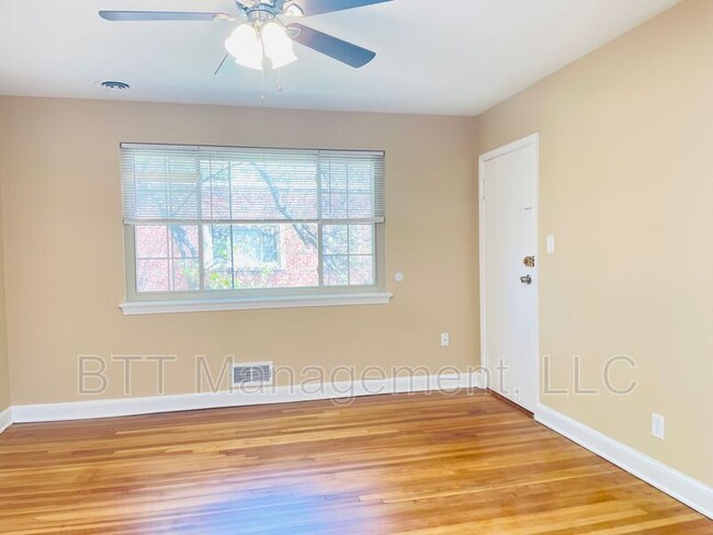 Foto del edificio - 8802 Bradford Rd