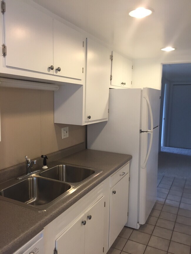 Kitchen - 875 S Donner Way