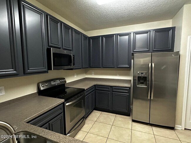 Building Photo - 8215 Green Parrot Rd