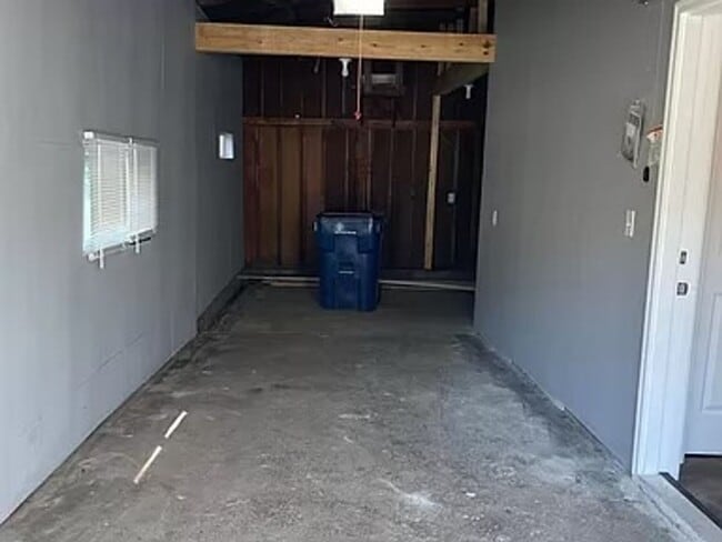 Building Photo - COMING SOON! Beautifully renovated single-...