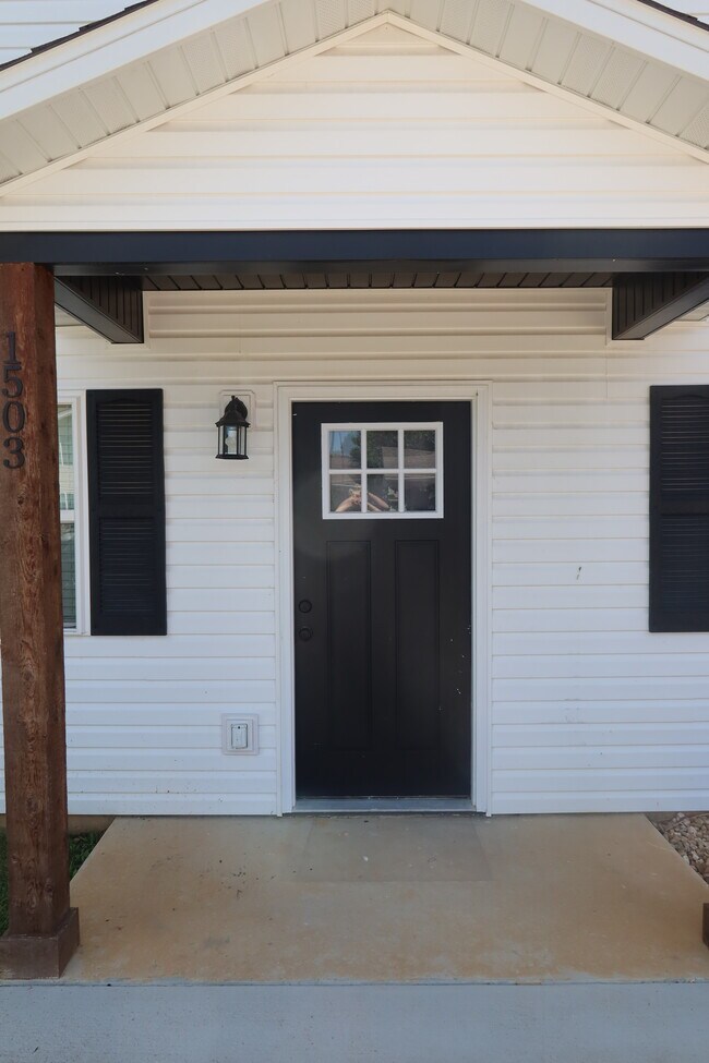 puerta principal - 2700 Burke Ave