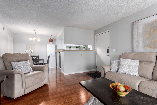 Foto del edificio - Beautiful 2 Bedroom Condo Across from Aurora Medical Center