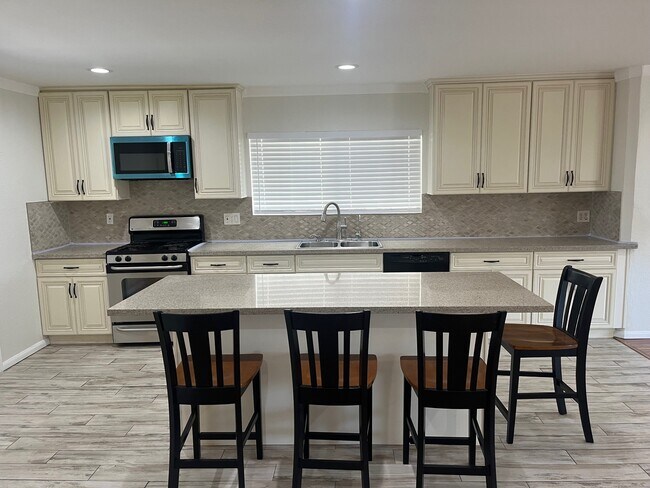 Foto del edificio - 517 W Lexington Dr