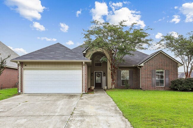 Building Photo - 3BR/2BA home in Denham Springs!