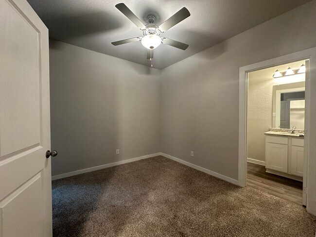 Building Photo - Townhome for Rent