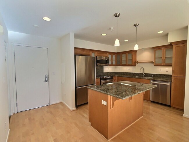 Building Photo - Large 1 Bedroom Bright Loft in Downtown Sa...