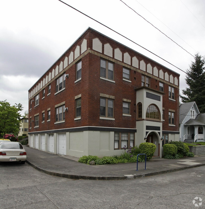 Primary Photo - 3080 SE Ankeny St