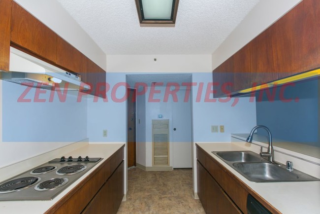 Building Photo - 2 bdrm, 2 bath unit at Royal Iolani