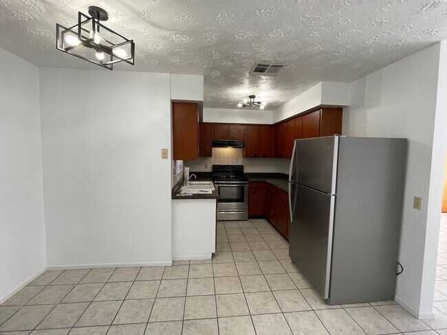 Building Photo - Cosy Home in New Port Richey