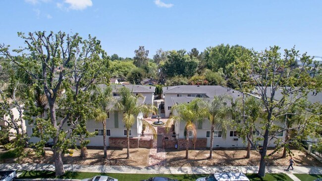 Foto del edificio - 4846 Hazeltine Ave