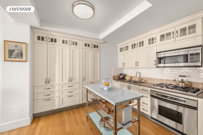 Building Photo - 27 W 72nd St
