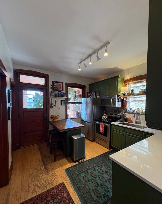 Building Photo - 3352 N Avers Ave
