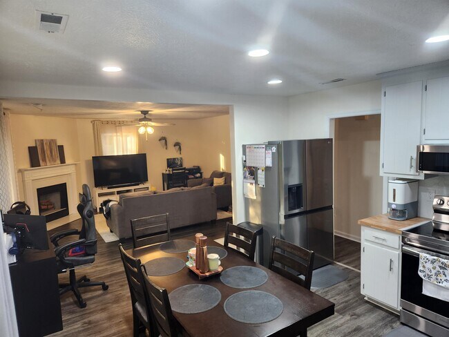 Building Photo - 6 Whitecedar Ct