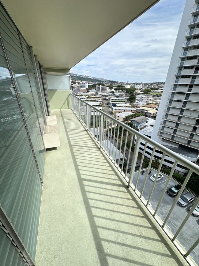 Foto del edificio - Large 1bd/1ba/1pkg with nice balcony and t...