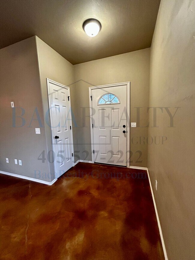Foto del edificio - 3BR 2BA duplex with 2 car garage!!
