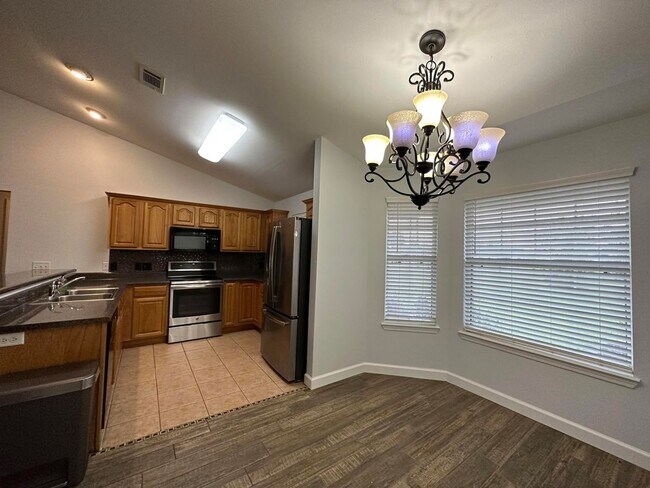 Foto del edificio - 5127 Stewart Dr