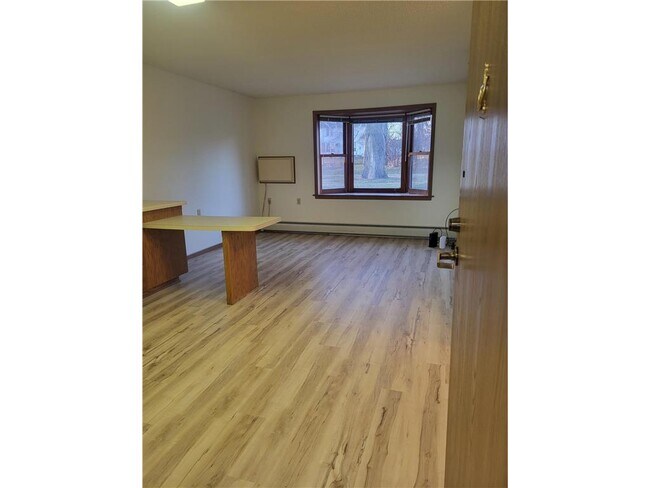 Building Photo - 609 Main St S