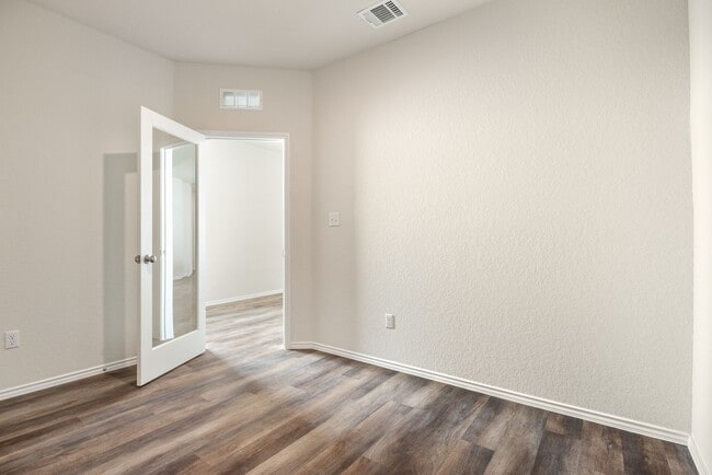 Building Photo - Like New Home Located in Creekside Subdivi...