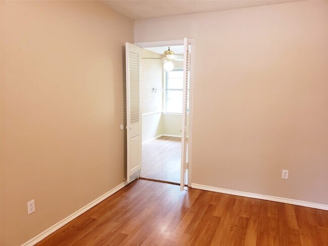 Foto del edificio - 7012 Kingsbury Dr