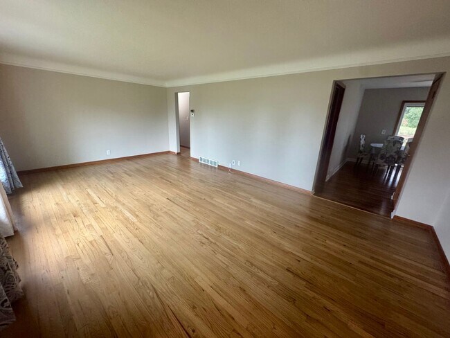 Foto del edificio - Charming 3-Bed Ranch in Parma FOR RENT!