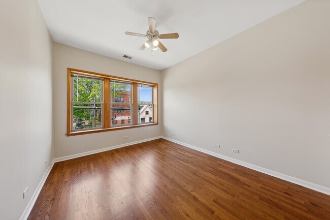 Foto del edificio - 2227 N Western Ave