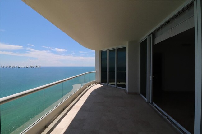 Foto del edificio - 16047 Collins Ave