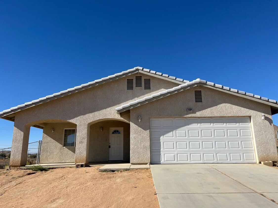 Foto principal - 3 bedroom 2 bath Apple Valley Home Availab...