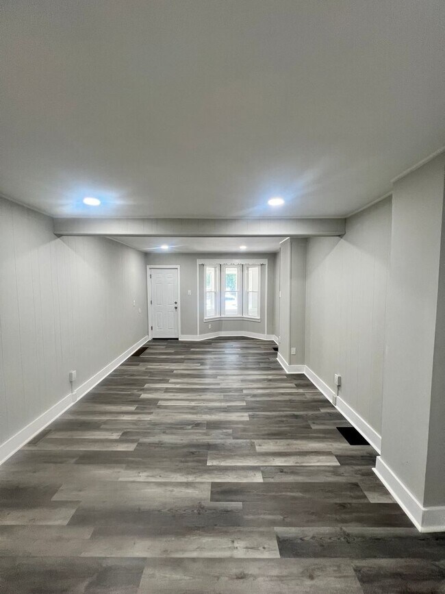 Foto del edificio - Beautiful, remodeled house nice close to everything