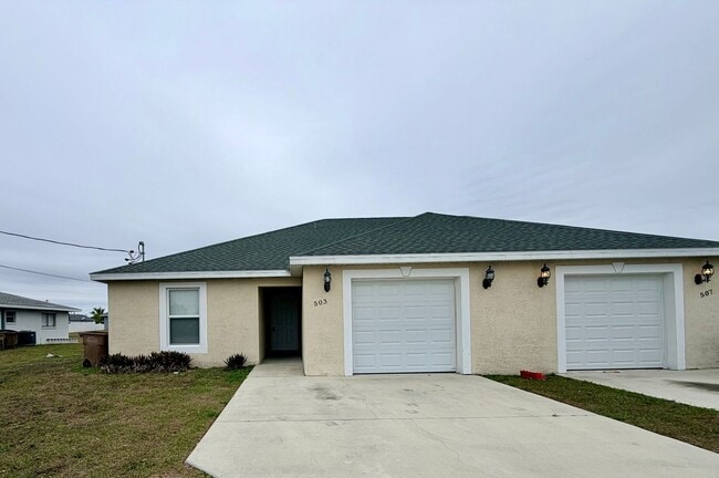 Foto del edificio - Centrally Located 3 Bedroom 2 Bath 1 Car Garage Duplex- Lawn service and washer and dryer is incl...