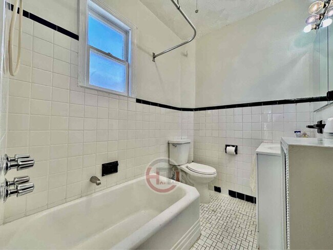 Building Photo - 450 Quincy Ave