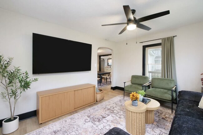 Foto del edificio - 303 E Washington St