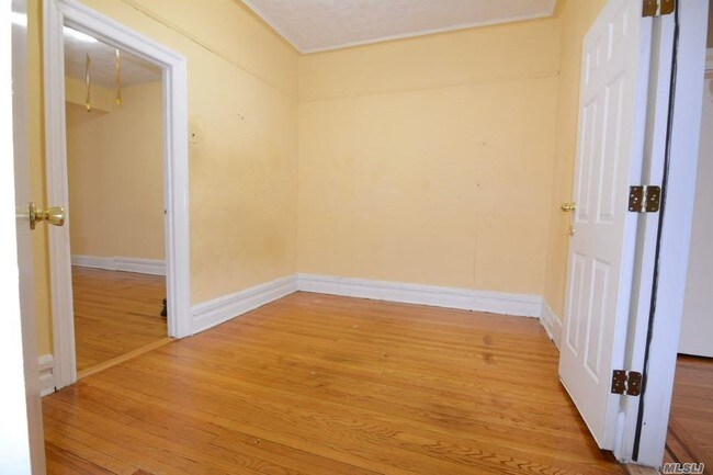 Building Photo - 273 Maple St