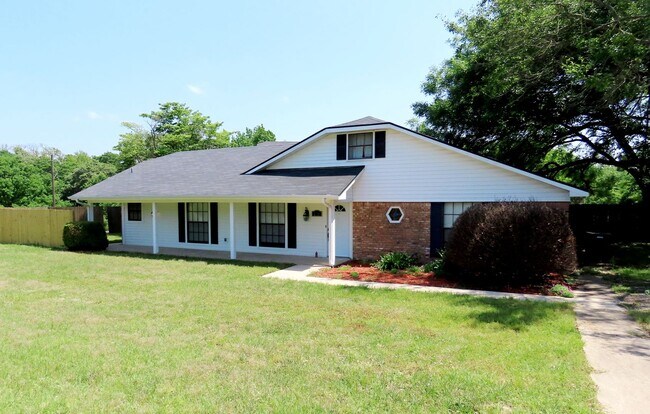 Building Photo - Lawn Care Included! Lovely 3 Bedroom, 2 Ba...